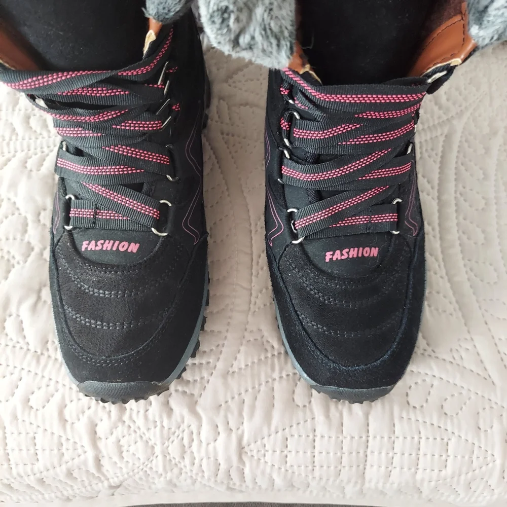 Womans waterproof fur lined anti slip rubber sole boots Size euro 39 us 8